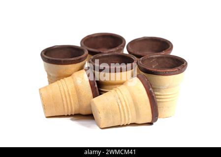 Tasses gaufrées sur fond blanc Banque D'Images