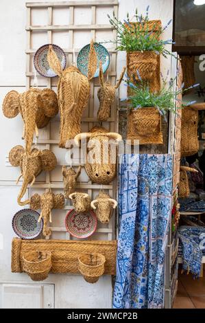 Un panier de souvenirs espagnols traditionnels en rotin en vente dans l'une des nombreuses boutiques de cadeaux touristiques dans le vieux quartier de la ville historique de Cordoue i. Banque D'Images