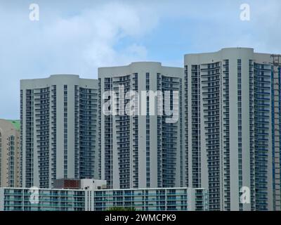 Sunny Isles Beach, Floride, États-Unis - 27 janvier 2024 : appartements dans les bâtiments côtiers. Vie à haute densité. Banque D'Images