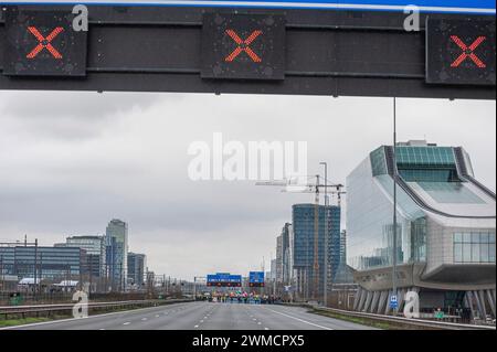 L'A10 de de Nieuwe Junction et Amsterdam-Oud Zuid, a été fermée en raison du blocus des militants de extinction Rebellion. Extinction Rebellion, a mis en place un blocus sur l'autoroute A10 à Amsterdam ; quinze minutes après que les premiers manifestants ont marché sur l'autoroute, la police a commencé à procéder à des arrestations. Au total, 326 arrestations ont eu lieu et 31 sont restées en détention. Les 295 autres ont été transportés en bus à Amsterdam Noord et ils ont été libérés. Juste avant l'intervention de la police, l'activiste a été averti que des matraques et du spray au poivre seraient utilisés, bien que cela ne se soit pas produit. La manifestation a eu lieu à Banque D'Images