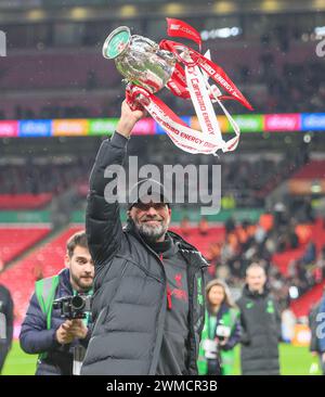 Londres, Royaume-Uni. 25 février 2024 - Chelsea v Liverpool - finale de la Coupe Carabao - stade de Wembley. Jurgen Klopp fête avec la Coupe Carabao. Crédit photo : Mark pain / Alamy Live News Banque D'Images