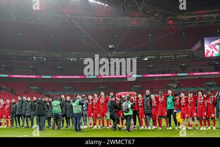 Les joueurs et le personnel de Liverpool se tiennent devant leurs fans alors qu'ils signent You'll Never Walk Alone après la finale de la Carabao Cup au stade de Wembley, à Londres. Date de la photo : dimanche 25 février 2024. Banque D'Images