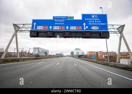 Amsterdam, pays-Bas. 24 février 2024. L'A10 de de Nieuwe Junction et Amsterdam-Oud Zuid, a été fermée en raison du blocus de l'activiste extinction Rebellion. Extinction Rebellion, a mis en place un blocus sur l'autoroute A10 à Amsterdam ; quinze minutes après que les premiers manifestants ont marché sur l'autoroute, la police a commencé à procéder à des arrestations. Au total, 326 arrestations ont eu lieu et 31 sont restées en détention. Les 295 autres ont été transportés en bus à Amsterdam Noord et ils ont été libérés. Juste avant l'intervention de la police, l'activiste a été averti que des matraques et du spray au poivre seraient utilisés, bien que ce d Banque D'Images