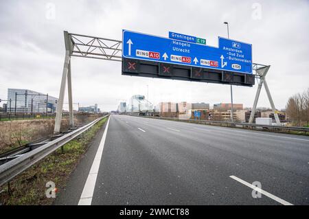 Amsterdam, pays-Bas. 24 février 2024. L'A10 de de Nieuwe Junction et Amsterdam-Oud Zuid, a été fermée en raison du blocus de l'activiste extinction Rebellion. Extinction Rebellion, a mis en place un blocus sur l'autoroute A10 à Amsterdam ; quinze minutes après que les premiers manifestants ont marché sur l'autoroute, la police a commencé à procéder à des arrestations. Au total, 326 arrestations ont eu lieu et 31 sont restées en détention. Les 295 autres ont été transportés en bus à Amsterdam Noord et ils ont été libérés. Juste avant l'intervention de la police, l'activiste a été averti que des matraques et du spray au poivre seraient utilisés, bien que ce d Banque D'Images