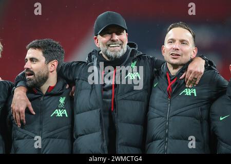 Jürgen Klopp manager de Liverpool célèbre avoir remporté la Carabao Cup avec son équipe d'entraîneurs lors du match final de la Carabao Cup Chelsea vs Liverpool au stade de Wembley, Londres, Royaume-Uni, le 25 février 2024 (photo de Gareth Evans/News images) Banque D'Images