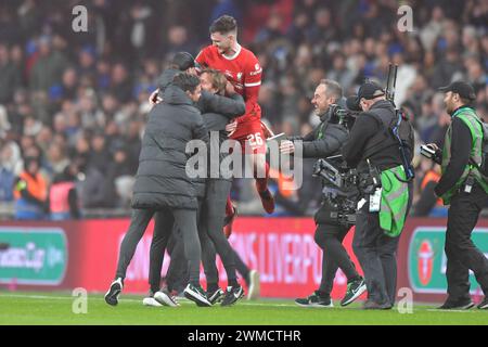 Londres le dimanche 25 février 2024.le manager du Liverpool FC, Jürgen Klopp, célèbre avec les entraîneurs lors de la finale de la Carabao Cup entre Chelsea et Liverpool au stade de Wembley, Londres, le dimanche 25 février 2024. (Photo : Scott Llewellyn | mi News) crédit : MI News & Sport /Alamy Live News Banque D'Images