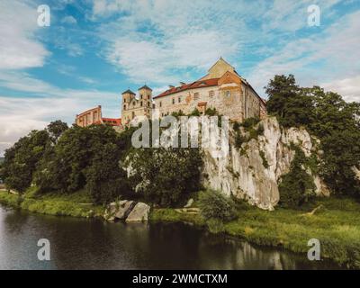 Vue aérienne de l'abbaye bénédictine des Saints Pierre et Paul à Tyniec, Pologne. Bâtiment en pierre du monastère catholique médiéval, bastion avec des tours et une église sur la rive pittoresque de la rivière près de Cracovie Banque D'Images