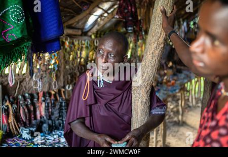 Une femme Massaï dans sa cabane où elle vend des souvenirs aux touristes étrangers à Mikumi, en Tanzanie Banque D'Images