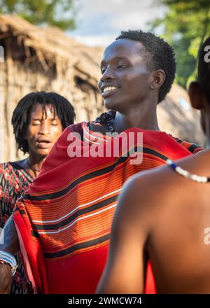 Un jeune guerrier Massaï exécute la danse traditionnelle du saut dans son village de Mikumi, en Tanzanie Banque D'Images