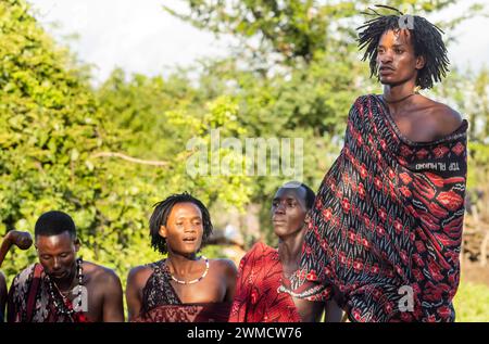 Masai Warriors chante et exécute la danse traditionnelle du saut dans son village de Mikumi, en Tanzanie Banque D'Images