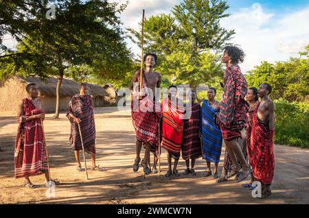 Un groupe de guerriers Massaï chantent et exécutent la danse traditionnelle du saut dans leur village de Mikumi, en Tanzanie Banque D'Images