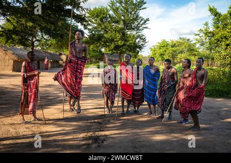 Un groupe de guerriers Massaï chantent et exécutent la danse traditionnelle du saut dans leur village de Mikumi, en Tanzanie Banque D'Images