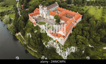 Vue aérienne de l'abbaye bénédictine des Saints Pierre et Paul à Tyniec, Pologne. Vue panoramique depuis le drone de la cour du monastère, toits et tours de bâtiments en pierre, pelouse verte de l'église catholique Banque D'Images