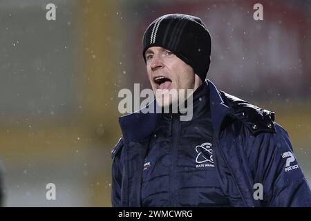 Boussu, Belgique. 25 février 2024. Vincent Euvrard, entraîneur-chef d'Essevee, photographié lors d'un match de football entre Royal Francs Borains et SV Zulte Waregem, dimanche 25 février 2024 à Boussu, au jour 23/30 de la deuxième division du championnat belge 'Challenger Pro League' 2023-2024. BELGA PHOTO BRUNO FAHY crédit : Belga News Agency/Alamy Live News Banque D'Images