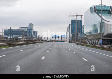 L'A10 de de Nieuwe Junction et Amsterdam-Oud Zuid, a été fermée en raison du blocus par les militants de extinction Rebellion. Extinction Rebellion, a mis en place un blocus sur l'autoroute A10 à Amsterdam ; quinze minutes après que les premiers manifestants ont marché sur l'autoroute, la police a commencé à procéder à des arrestations. Au total, 326 arrestations ont eu lieu et 31 sont restées en détention. Les 295 autres ont été transportés en bus à Amsterdam Noord et ils ont été libérés. Juste avant l'intervention de la police, l'activiste a été averti que des matraques et du spray au poivre seraient utilisés, bien que cela ne se soit pas produit. La démonstration a pris pl Banque D'Images