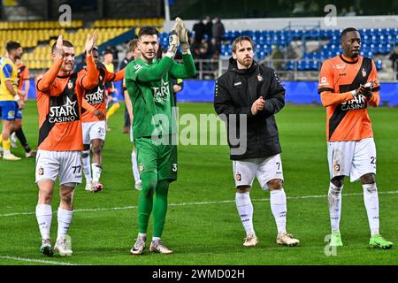 Joueurs de Deinze avec Gonzalo Almenara (77) de Deinze, gardien de but Ignacio Nacho Miras (31) de Deinze, Alessio Staelens (7) de Deinze et Souleymane Anne (22) de Deinze remerciant les supporters après un match de foot entre KV RS Waasland SK Beveren et KMSK Deinze lors de la 23ème journée de la saison Challenger Pro League 2023-2024 , le vendredi 23 février 2024 à Beveren-Waas , Belgique . PHOTO SPORTPIX | David Catry Banque D'Images