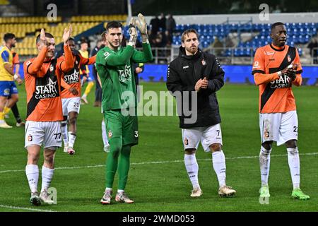 Joueurs de Deinze avec Gonzalo Almenara (77) de Deinze, gardien de but Ignacio Nacho Miras (31) de Deinze, Alessio Staelens (7 ans) de Deinze et Souleymane Anne (22 ans) de Deinze remerciant les supporters et supporters de Deinze après un match de football entre le KV RS Waasland SK Beveren et le KMSK Deinze lors de la 23e journée de la saison Challenger Pro League 2023-2024 , le vendredi 23 février 2024 à Beveren-Waas , Belgique . PHOTO SPORTPIX | David Catry Banque D'Images