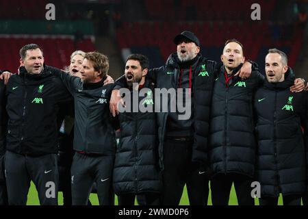 LONDRES, Royaume-Uni - 25 février 2024 : le manager de Liverpool, Jurgen Klopp, célèbre avec son équipe d'entraîneurs la finale de la EFL Carabao Cup entre le Chelsea FC et le Liverpool FC au stade de Wembley (crédit : Craig Mercer/ Alamy Live News) Banque D'Images