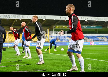Beveren Waas, Belgique. 23 février 2024. Joueurs de Deinze avec Gonzalo Almenara (77) de Deinze photographiés lors de l'échauffement d'un match de football entre KV RS Waasland SK Beveren et KMSK Deinze lors de la 23ème journée de la saison Challenger Pro League 2023-2024, le vendredi 23 février 2024 à Beveren-Waas, Belgique . Crédit : Sportpix/Alamy Live News Banque D'Images