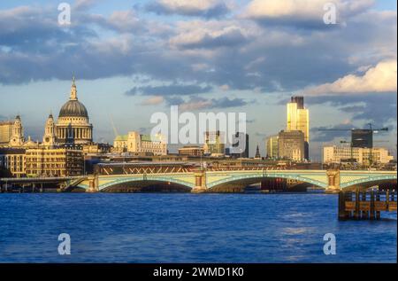 Photographie d'archive de 1987 de la cathédrale St Paul, du pont Blackfriars et de la ville de Londres vue de la rive sud. Tour NatWest sur la droite. Banque D'Images