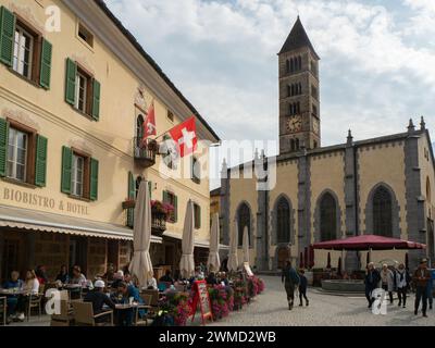 Poschiavo, Suisse - 14 octobre 2023 : place historique entourée de bâtiments anciens Banque D'Images