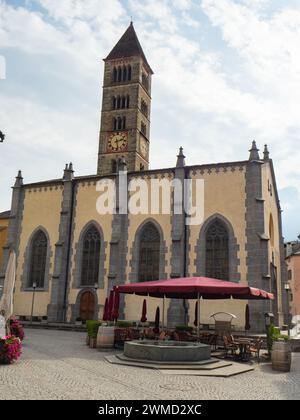 Poschiavo, Suisse - 14 octobre 2023 : L'église historique sur la place centrale. Banque D'Images