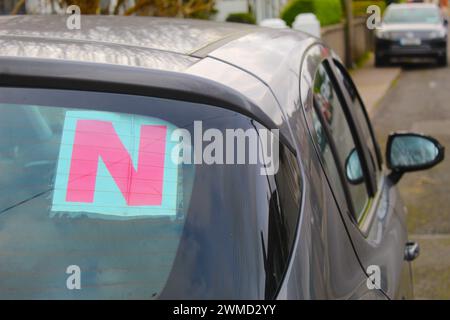 Dublin, Irlande - 24 février 2024 : photo d'un nouveau certificat d'école de conduite sur la vitre arrière d'une voiture. Banque D'Images