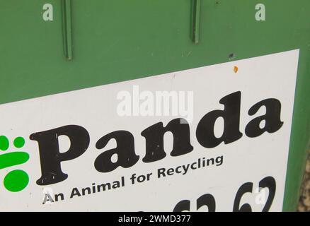 Dublin, Irlande - 24 février 2024 : une photo le logo de gestion des déchets Panda sur le devant d'un bac de recyclage vert. Banque D'Images