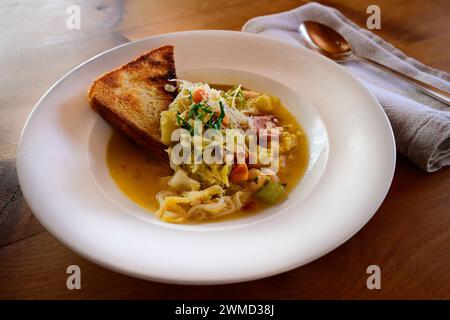 Ribollita pain italien et soupe de haricots de Toscane avec légumes d'hiver Banque D'Images