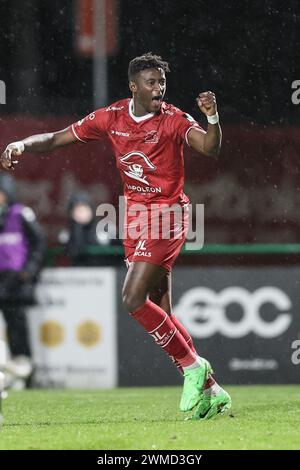 Boussu, Belgique. 25 février 2024. Alioune Ndour d'Essevee célèbre après avoir marqué lors d'un match de football entre Royal Francs Borains et SV Zulte Waregem, dimanche 25 février 2024 à Boussu, au jour 23/30 de la deuxième division du championnat belge 'Challenger Pro League' 2023-2024. BELGA PHOTO BRUNO FAHY crédit : Belga News Agency/Alamy Live News Banque D'Images