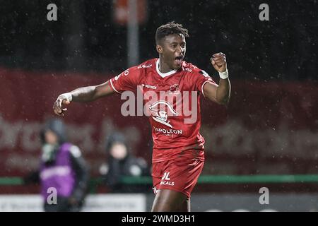 Boussu, Belgique. 25 février 2024. Alioune Ndour d'Essevee célèbre après avoir marqué lors d'un match de football entre Royal Francs Borains et SV Zulte Waregem, dimanche 25 février 2024 à Boussu, au jour 23/30 de la deuxième division du championnat belge 'Challenger Pro League' 2023-2024. BELGA PHOTO BRUNO FAHY crédit : Belga News Agency/Alamy Live News Banque D'Images