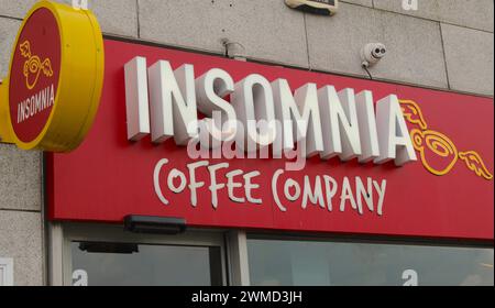 Dublin, Irlande - 24 février 2024 : une photo du logo rouge Insomnia Coffee Company à l'extérieur de leur boutique. Banque D'Images