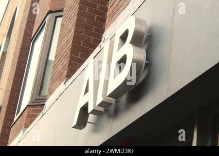 Dublin, Irlande - 25 février 2024 : photo d'un logo AIB Bank sur le devant d'un bâtiment bancaire. Banque D'Images