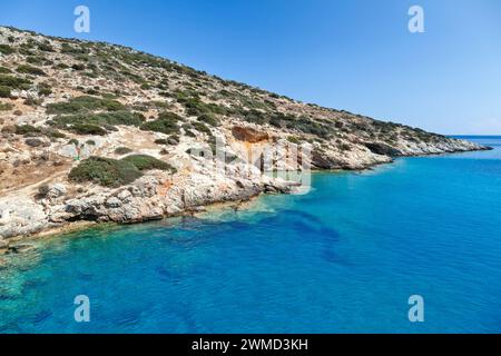 Côte rocheuse de l'île de Schinoussa, Grèce, l'une des îles des petites Cyclades, près de Naxos, dans les îles des Cyclades de la mer Égée, Grèce Banque D'Images