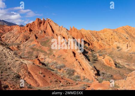 Paysage du canyon Skazka sur le lac Issyk-Kul. Rocks Fairy Tale célèbre destination au Kirghizistan. Montagne comme grand mur de chine et Rainbow Mountai Banque D'Images