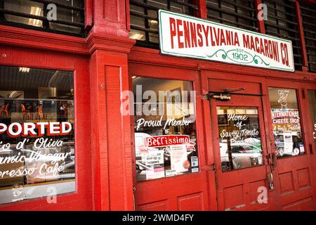 À Pittsburgh, Pennsylvanie, l'emblématique magasin Pennsylvania Macaroni possède son charme intemporel avec une façade rouge vibrante dans le quartier historique du Strip District. Banque D'Images