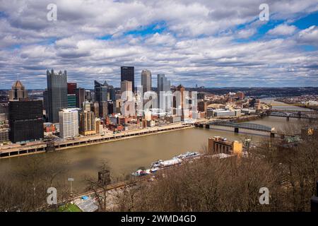 Depuis le Mont Washington, la rivière Monongahela encadre le centre-ville de Pittsburgh, PA, par une belle journée de printemps. Banque D'Images