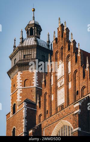 Façade de bâtiment gothique de la célèbre basilique du Corpus Christi, monument religieux historique à Cracovie, Pologne Banque D'Images