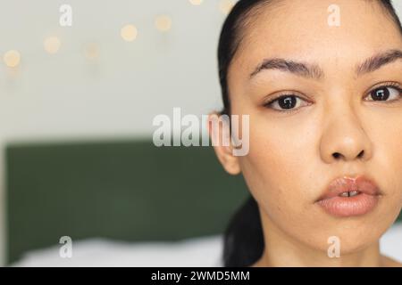 Jeune femme biraciale regarde directement la caméra, avec un espace de copie Banque D'Images