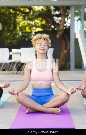 Une jeune femme biraciale pratique le yoga en plein air Banque D'Images