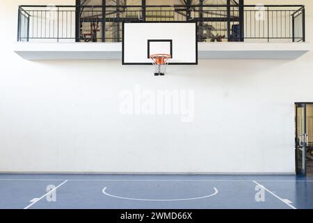 Un terrain de basket-ball intérieur attend les joueurs, avec un espace de copie Banque D'Images