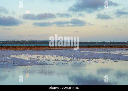 Coucher de soleil avec pleine lune sur salinas près de Estany Pudent (la Savina, ses Salines Natural Park, Formentera, Baléares, mer Méditerranée, Espagne) Banque D'Images