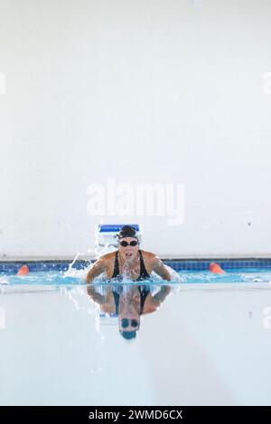 Une athlète nageuse caucasienne nage dans une piscine intérieure Banque D'Images