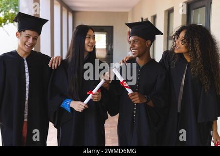 Divers étudiants célèbrent l'obtention de leur diplôme au lycée Banque D'Images