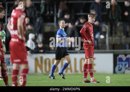 Boussu, Belgique. 25 février 2024. Les joueurs d'Essevee ont l'air déçus lors d'un match de football entre Royal Francs Borains et SV Zulte Waregem, dimanche 25 février 2024 à Boussu, au jour 23/30 de la deuxième division du championnat belge 'Challenger Pro League' 2023-2024. BELGA PHOTO BRUNO FAHY crédit : Belga News Agency/Alamy Live News Banque D'Images