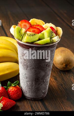 Un açai brésilien avec beaucoup de fruits tropicaux Banque D'Images