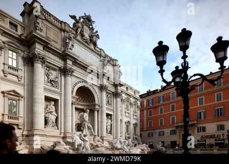 La fontaine de Trevi, conçue par l'architecte italien Nicola Salvi et achevée par Giuseppe Pannini en 1762, Rome, Italie. Banque D'Images