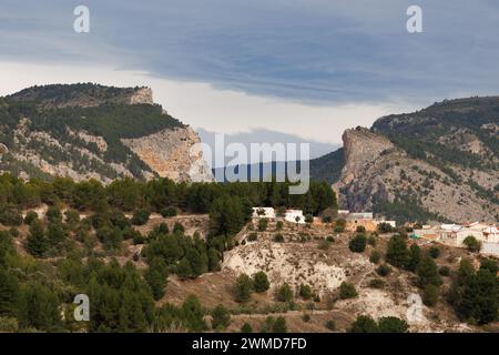 Paysage par jour nuageux avec le Barranc del Cint d'Alcoi, Espagne Banque D'Images