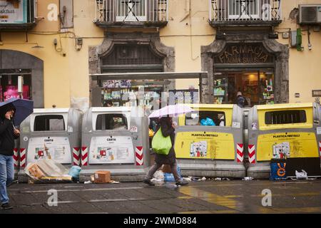 Les bacs de recyclage Dante plaza débordent Naples, Italie. Banque D'Images