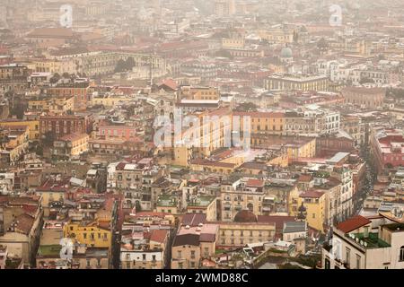 Panorama urbain surélevé lors d'un jour de pluie sombre et brumeux Naples, Italie. Banque D'Images